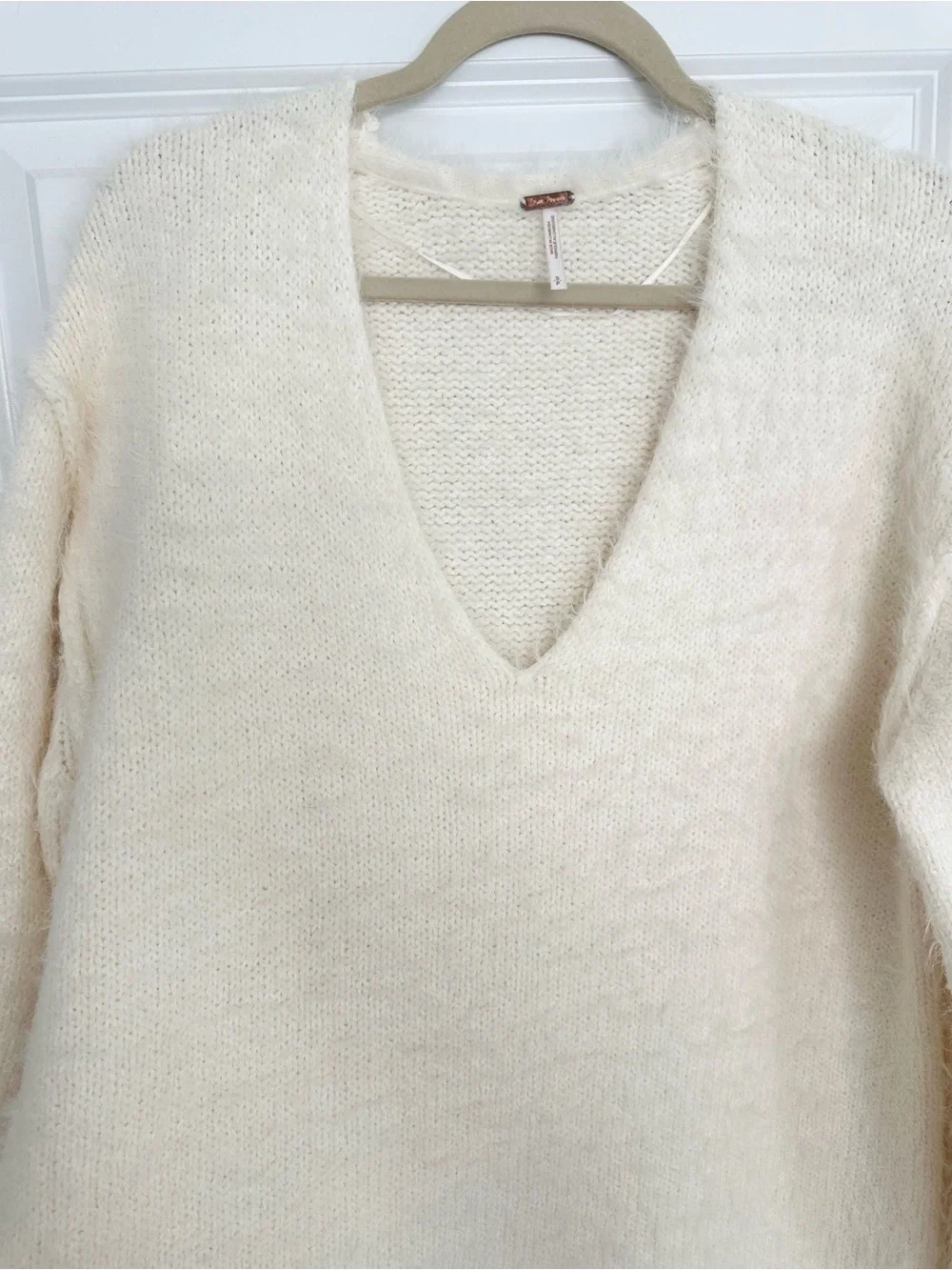 Free People Sparrow Oversized Ivory V-Neck Pullover Fluffy / Fuzzy Sweater